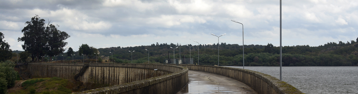 Caminho no coroamento da Barragem de Nisa