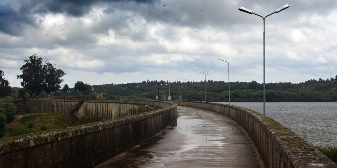 Caminho no coroamento da Barragem de Nisa