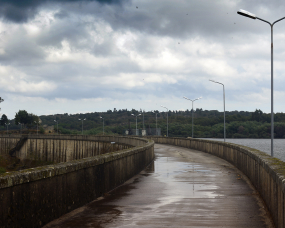 Caminho no coroamento da Barragem de Nisa