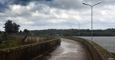 Caminho no coroamento da Barragem de Nisa