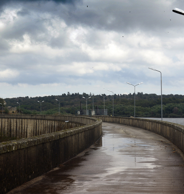 Caminho no coroamento da Barragem de Nisa