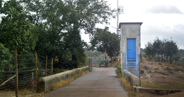 Entrada do coroamento da Barragem de Nisa