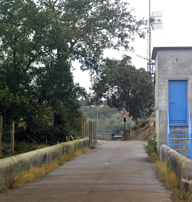 Entrada do coroamento da Barragem de Nisa