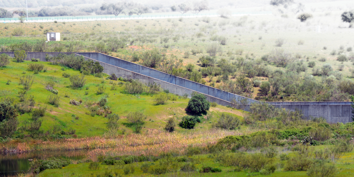 Canal de água em betão corta a paisagem