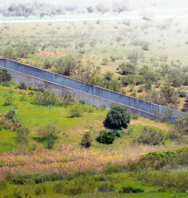 Canal de água em betão corta a paisagem