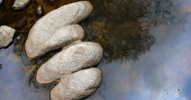 Pedras na ribeira