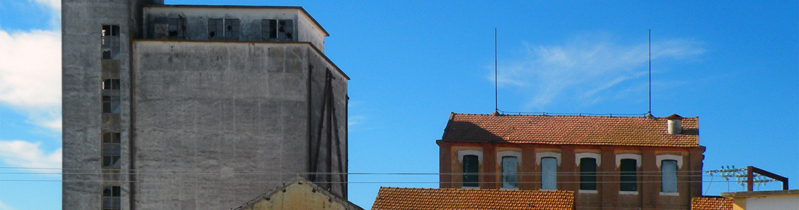 Ruina indústrial na paisagem rural