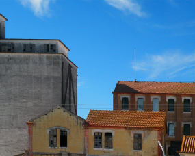 Ruina indústrial na paisagem rural