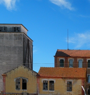 Ruina indústrial na paisagem rural