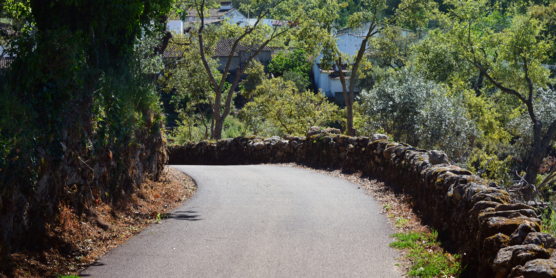 Curva na estrada em cima da fronteira