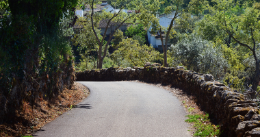 Curva na estrada em cima da fronteira