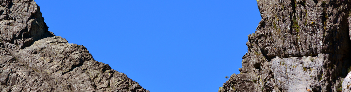 Azul do céu em V e entre rochas