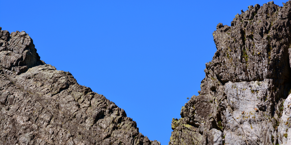 Azul do céu em V e entre rochas