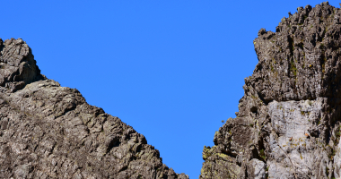 Azul do céu em V e entre rochas