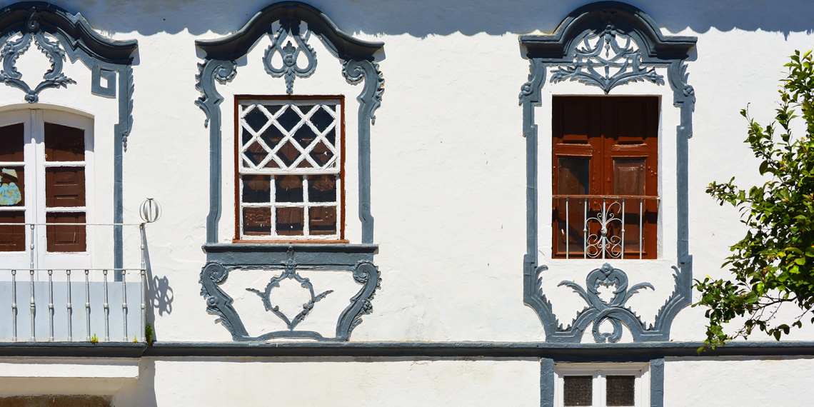 Assumar (janelas de uma fachada)