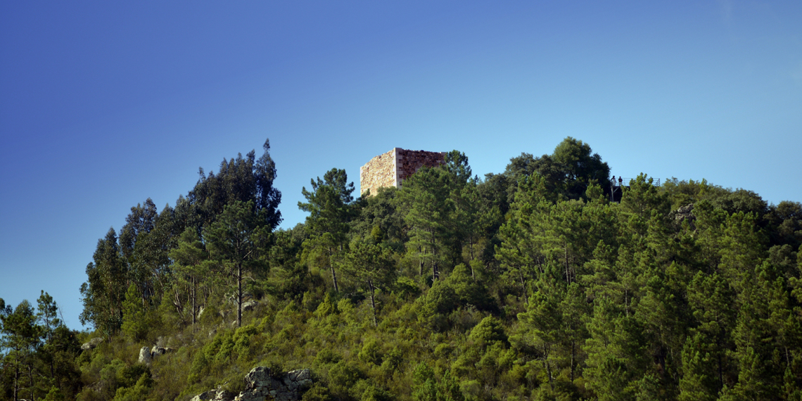 Torre num ermo junto ao Tejo