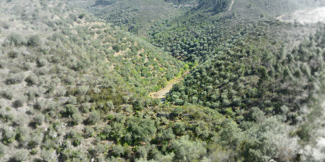 Estrada num vale entre Velada e Arneiro