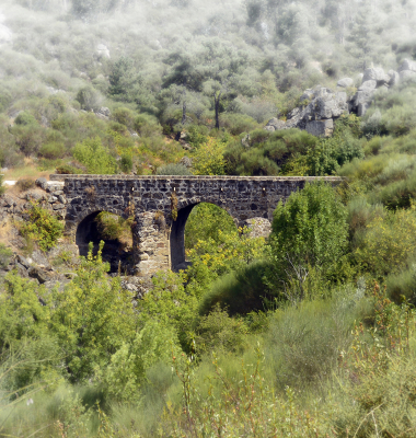 Ponte Medieval sobre a Ribeira de Figueiró (V. Flor)