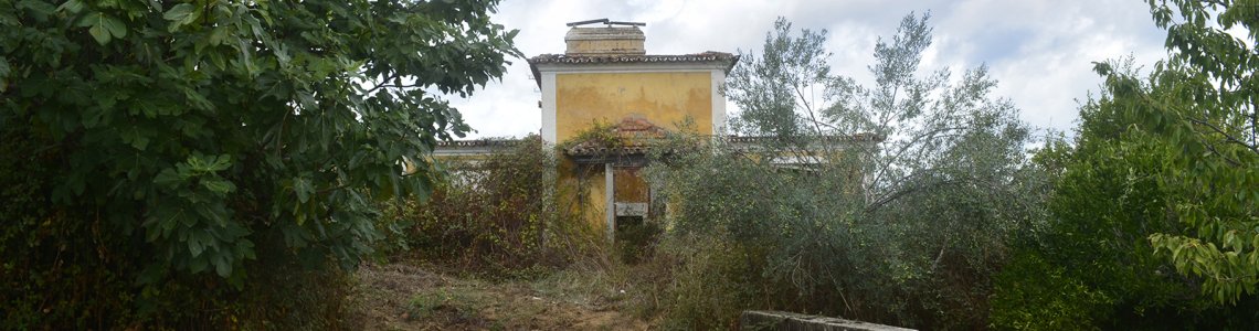 Em ruínas às portas do Açude do Poio