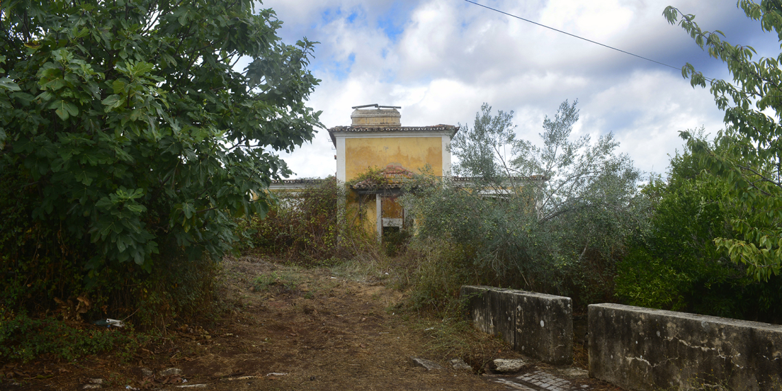 Em ruínas às portas do Açude do Poio