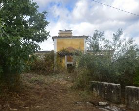 Em ruínas às portas do Açude do Poio