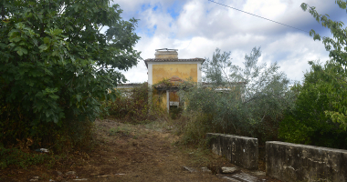 Em ruínas às portas do Açude do Poio