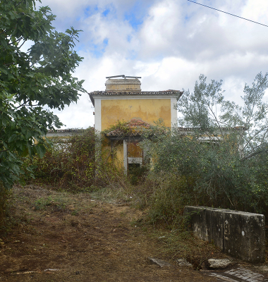 Em ruínas às portas do Açude do Poio