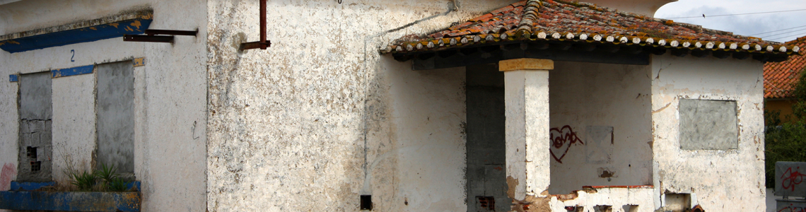 Casa abandonada junto à estação