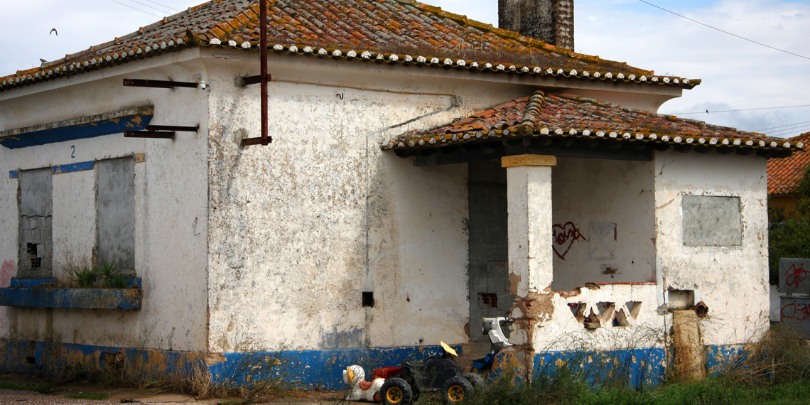 Casa abandonada junto à estação