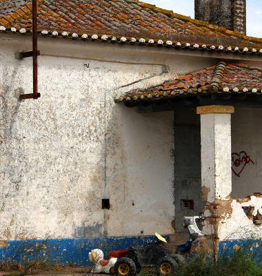 Casa abandonada junto à estação